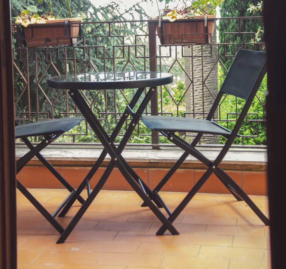 Family Room, Garden View - Photo 5