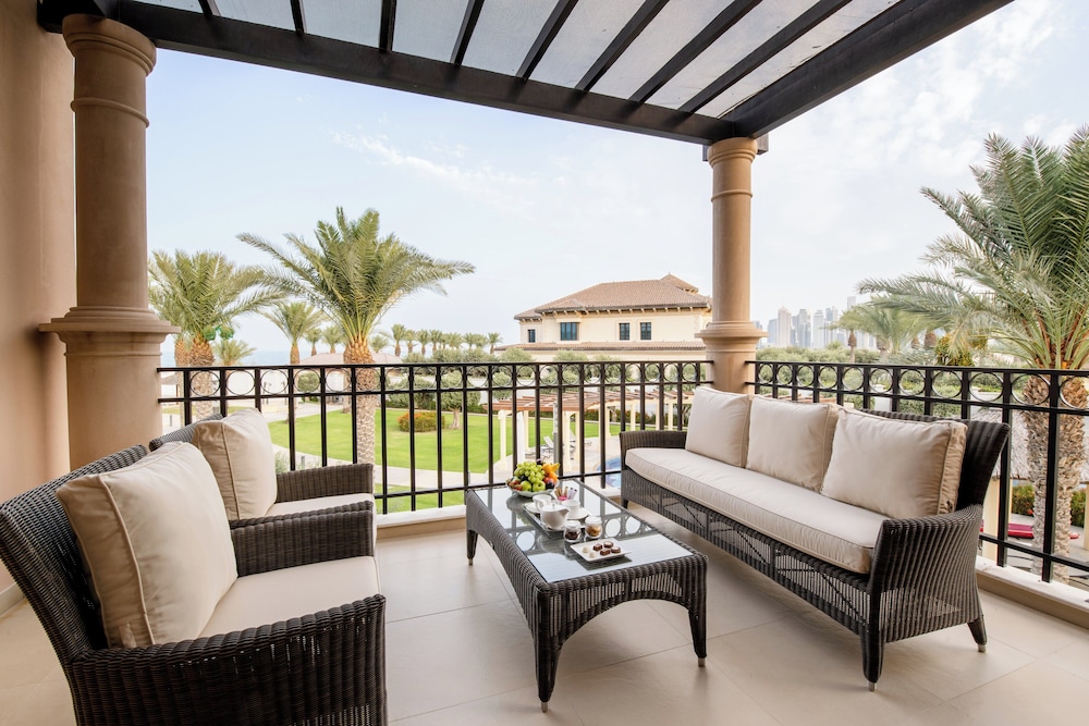 One-Bedroom King Suite with Pool View (Top Floor)