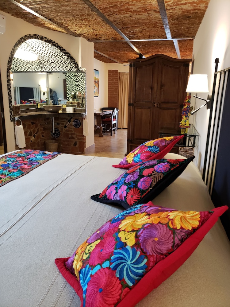 Premium Suite, 1 King Bed, Air conditioning, Pool View (Premium Poolside Suite)