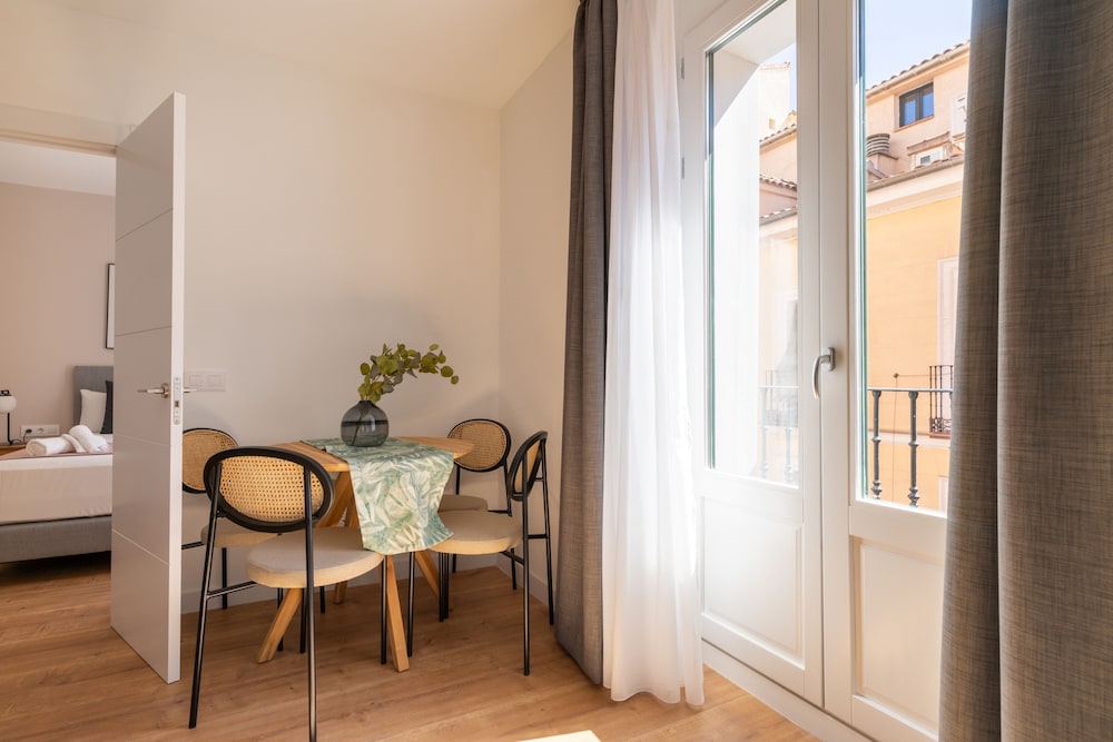One-Bedroom Apartment + Balcony photo 2