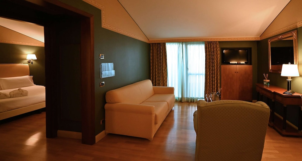 Suite, 1 King Bed, Terrace - Photo 2