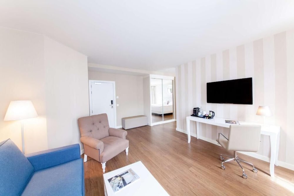 Family Room - Photo 1