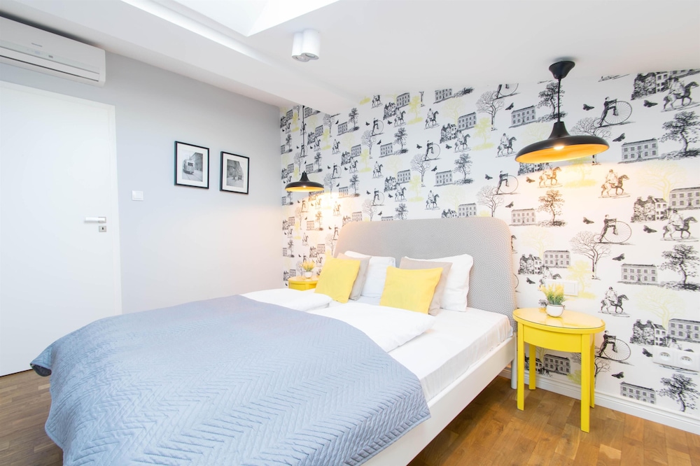 Amazing 2 Bedroom Apartment | AC | 5' Main Square