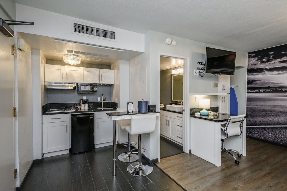 Room, 2 Queen Beds, Kitchenette - Photo 3