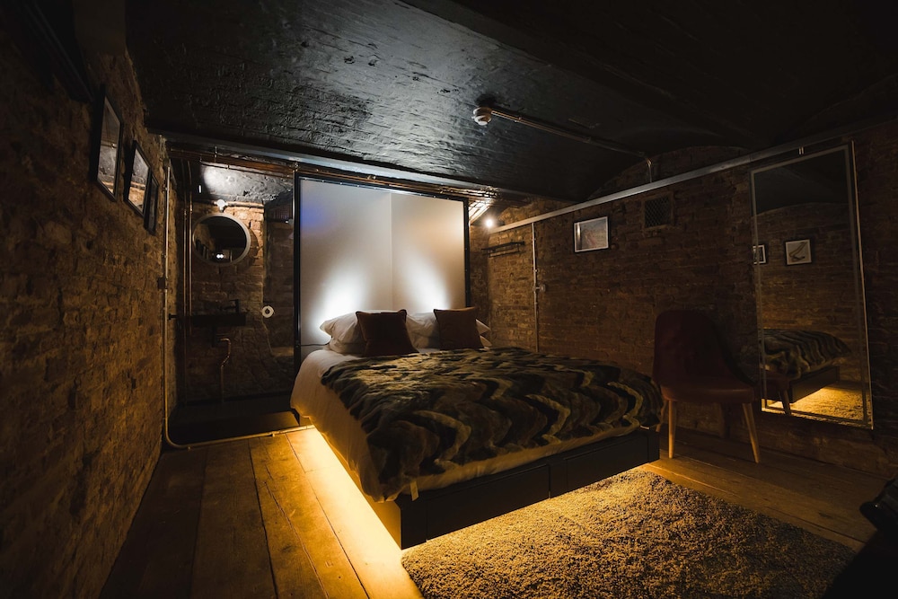 Economy Double Room, No Windows (Mail Room)