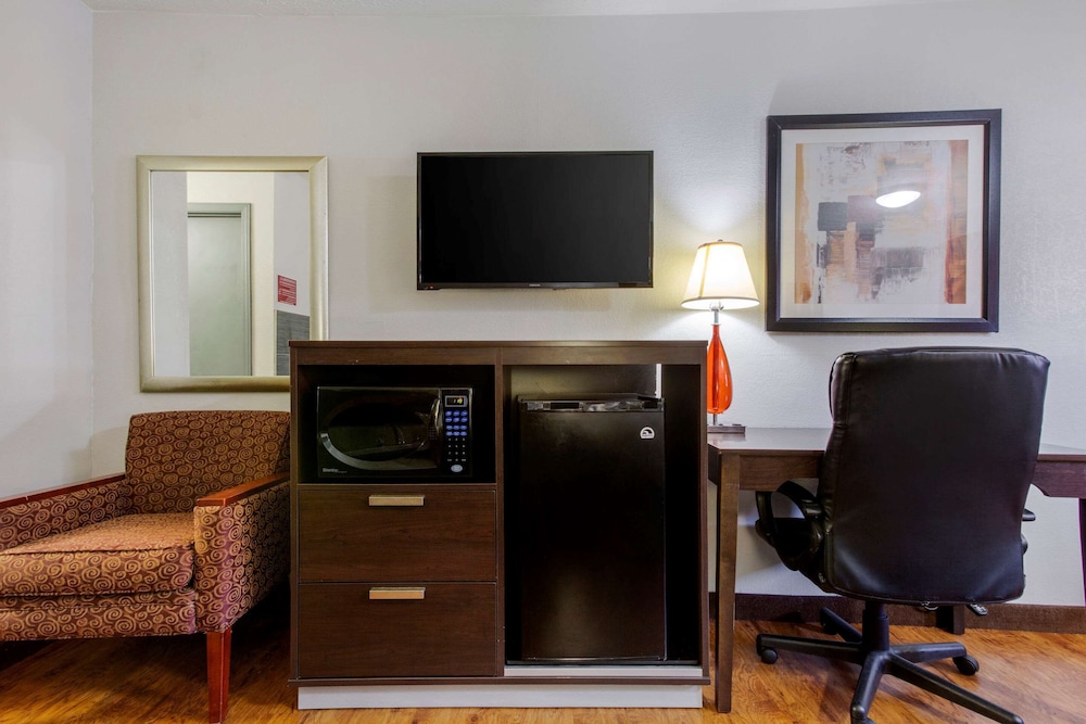 Suite, 1 King Bed, Non Smoking - Photo 2