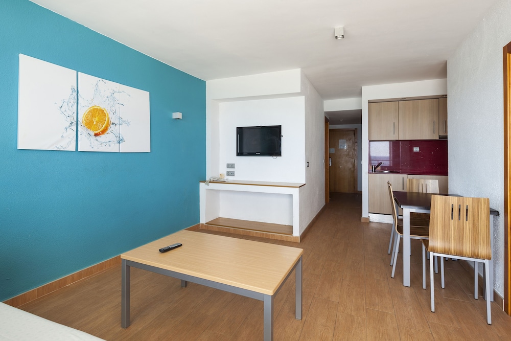 Comfort Apartment, 2 Bedrooms, Balcony, Partial Sea View photo 3