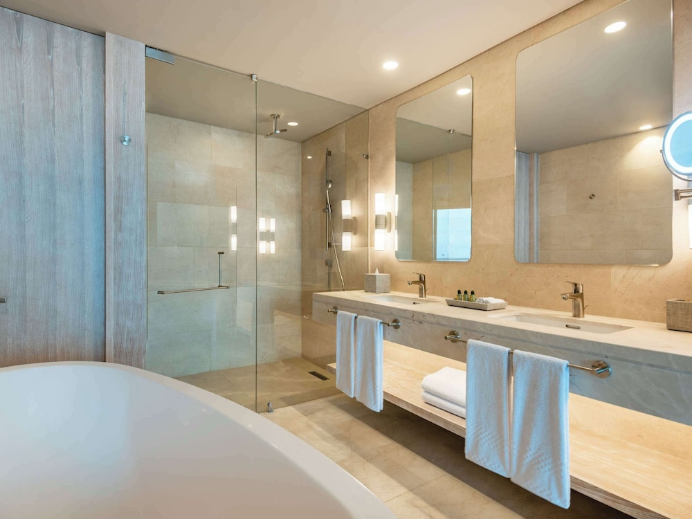 Junior Suite 1 King, Beach Front - Photo 5