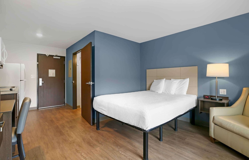Standard Studio, 1 Queen Bed, Non Smoking, Refrigerator & Microwave photo 2