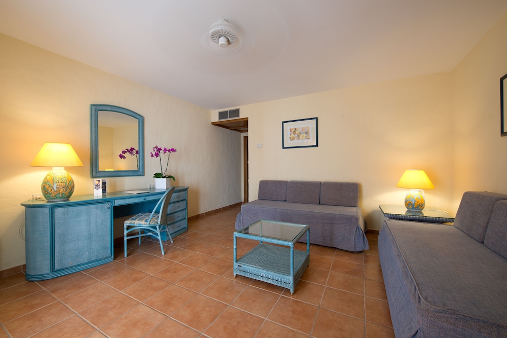 Family Room, Balcony (3 adults + 2 children) - Photo 1