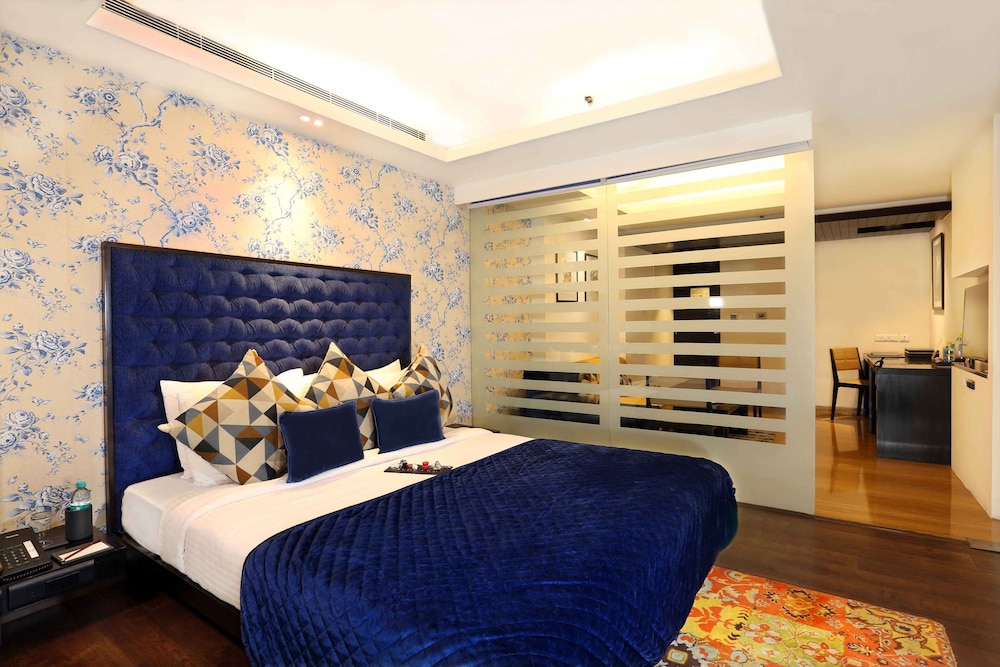 Suite with Bath Tub & Jacuzzi photo 1