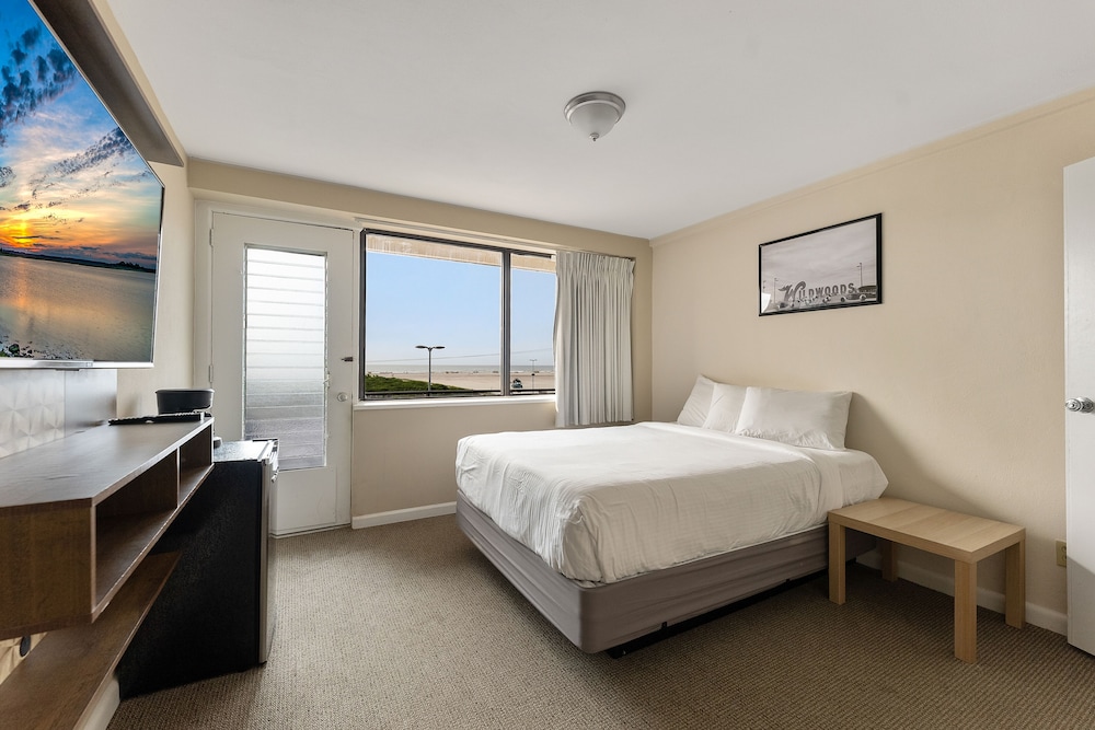 Economy Single Room, 1 Queen Bed, Non Smoking, Pool View photo 2