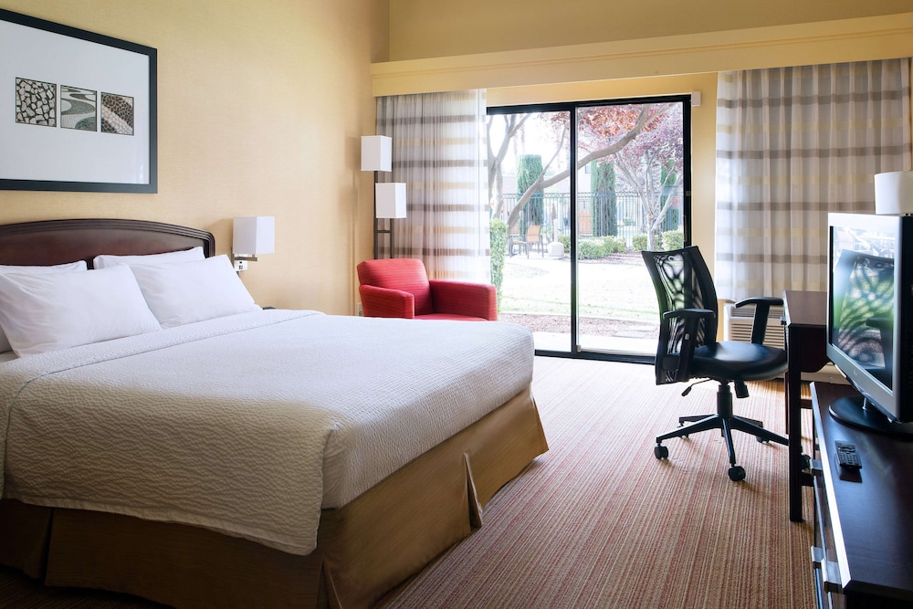 Deluxe Room, 1 King Bed with Sofa bed photo 3