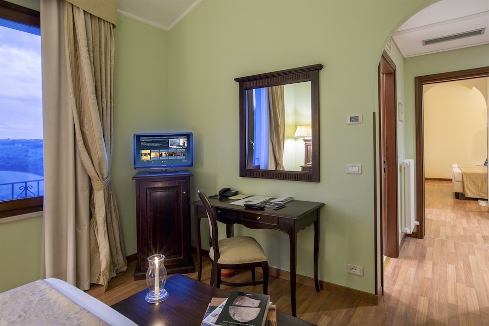 Executive Suite, Multiple Beds, 2 Bathrooms, Hill View photo 2