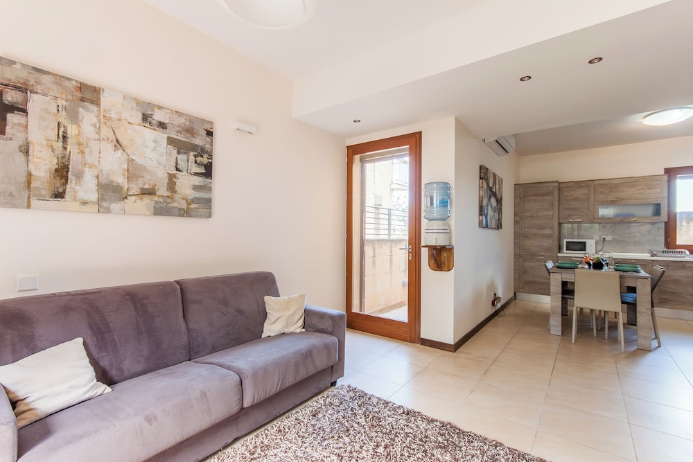 Family House, Multiple Bedrooms, 2 Bathrooms (Getaway Npetto Gozitan Villa) photo 3