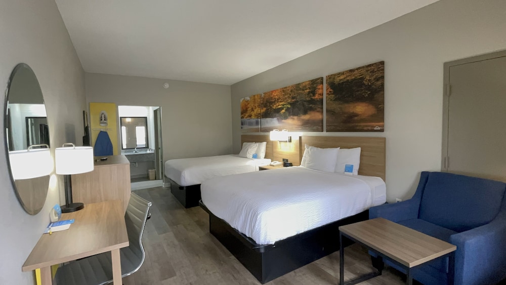 Suite, 2 Queen Beds, Smoking - Photo 3