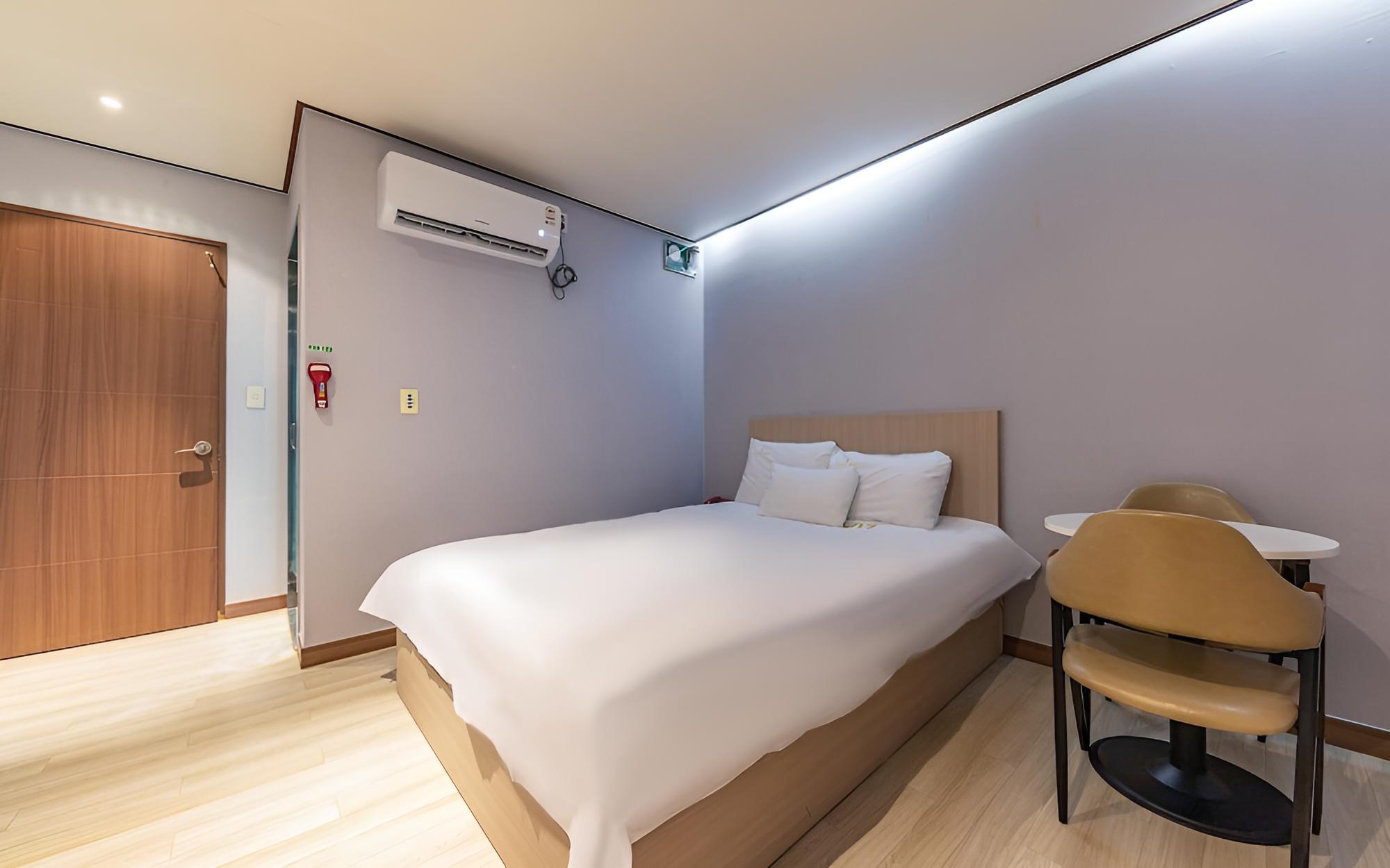 Room (Business Standard (Double Bed Hotel B) - Photo 20
