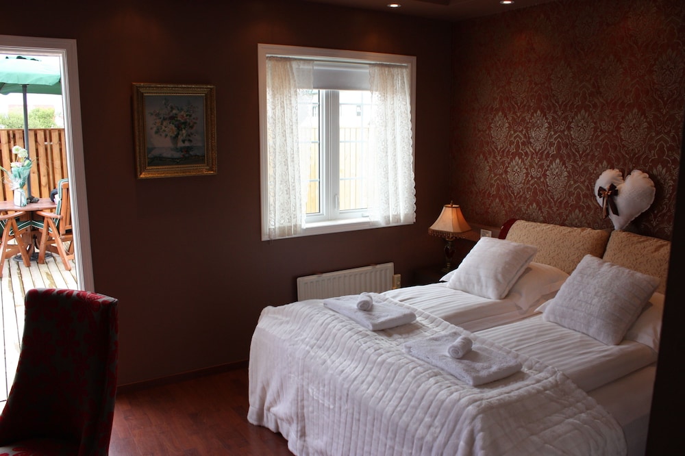 Basic Double Room, 1 Bedroom, Private Bathroom photo 3
