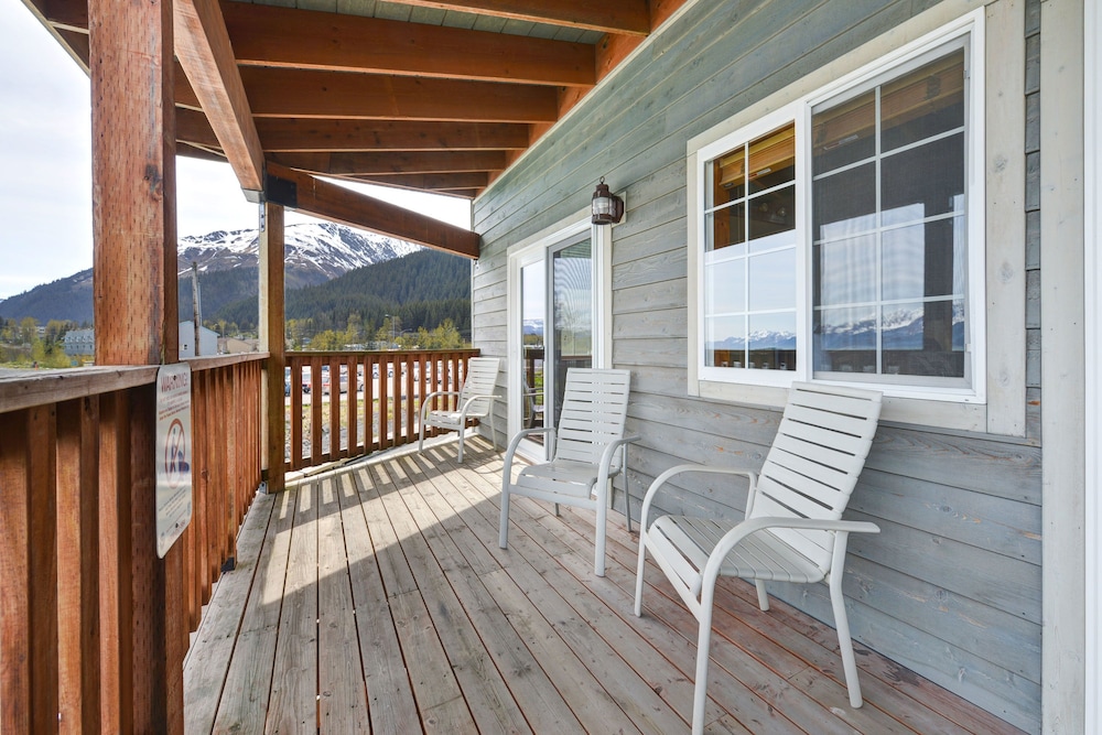 Classic Room, 1 Queen Bed, Marina View, Oceanfront photo 3