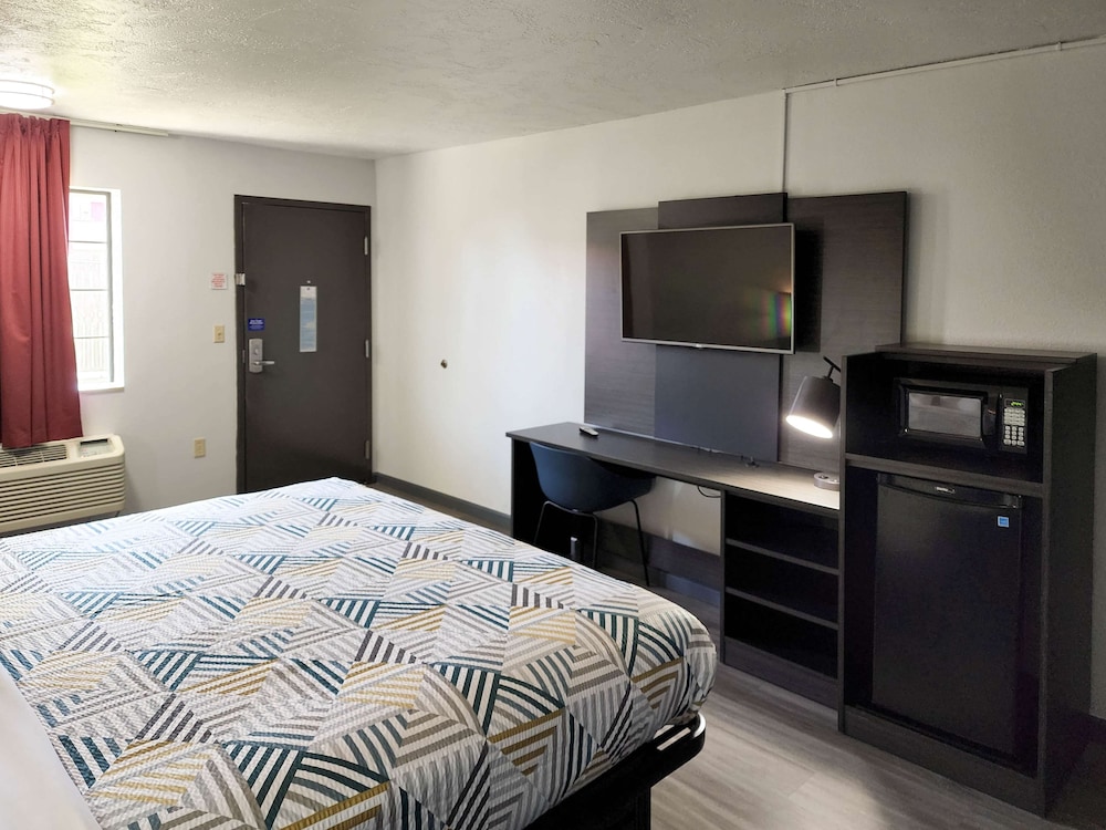 Standard Room, 1 King Bed, Non Smoking, Refrigerator & Microwave - Photo 3