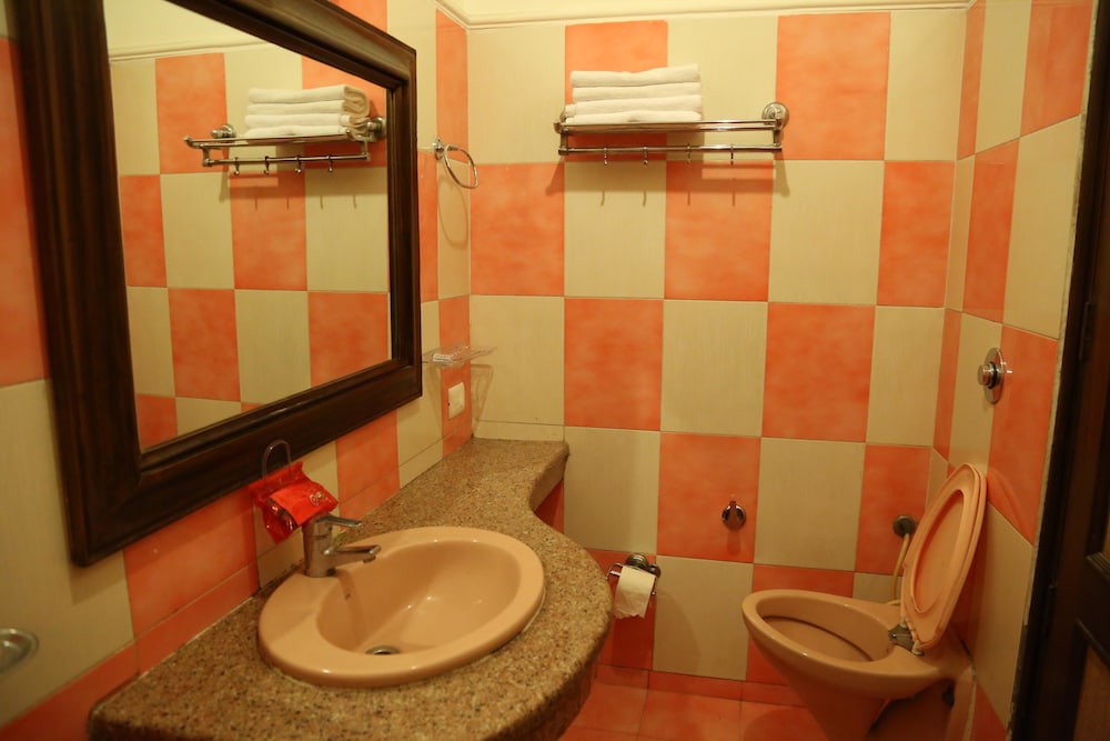 Standard Double or Twin Room, 1 Double Bed, Private Bathroom photo 2