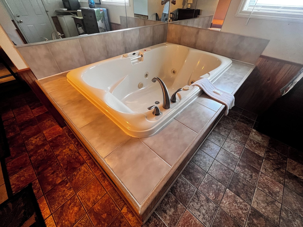 Queen Jacuzzi (Basement) photo 3