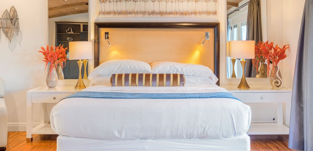 Deluxe Room, 1 King Bed, Pool View photo 1