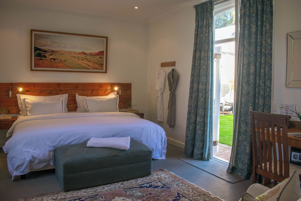 Comfort Room, 1 King Bed, Garden View
