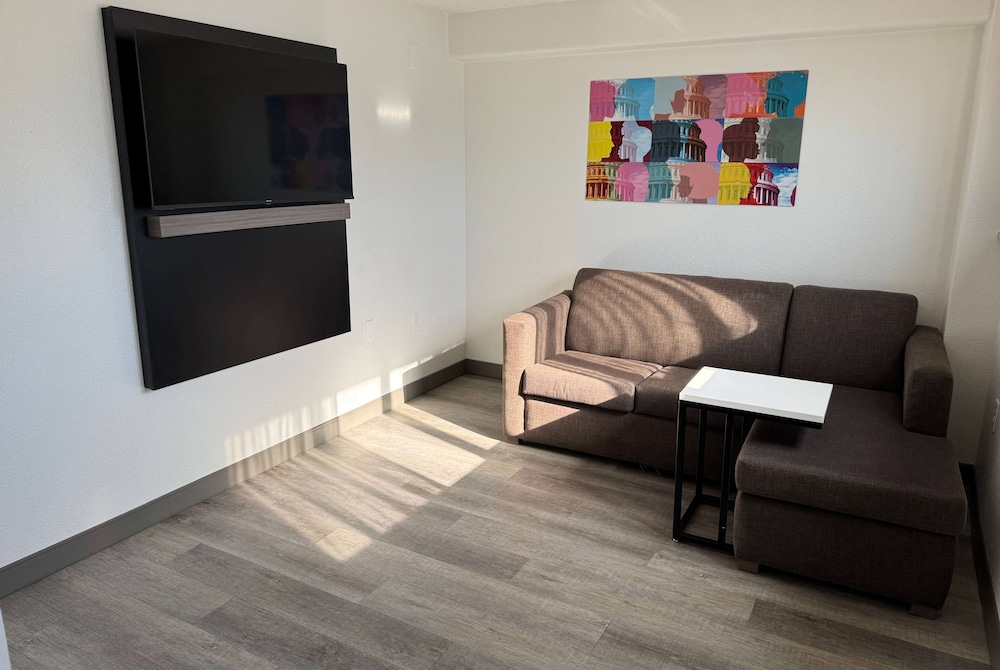 Business Suite, 1 King Bed with Sofa bed, Non Smoking