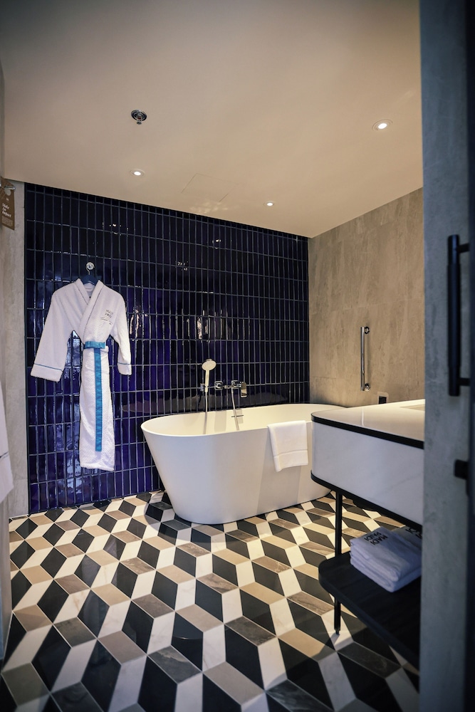 Premium Room, 1 King Bed, Club Lounge Access photo 3