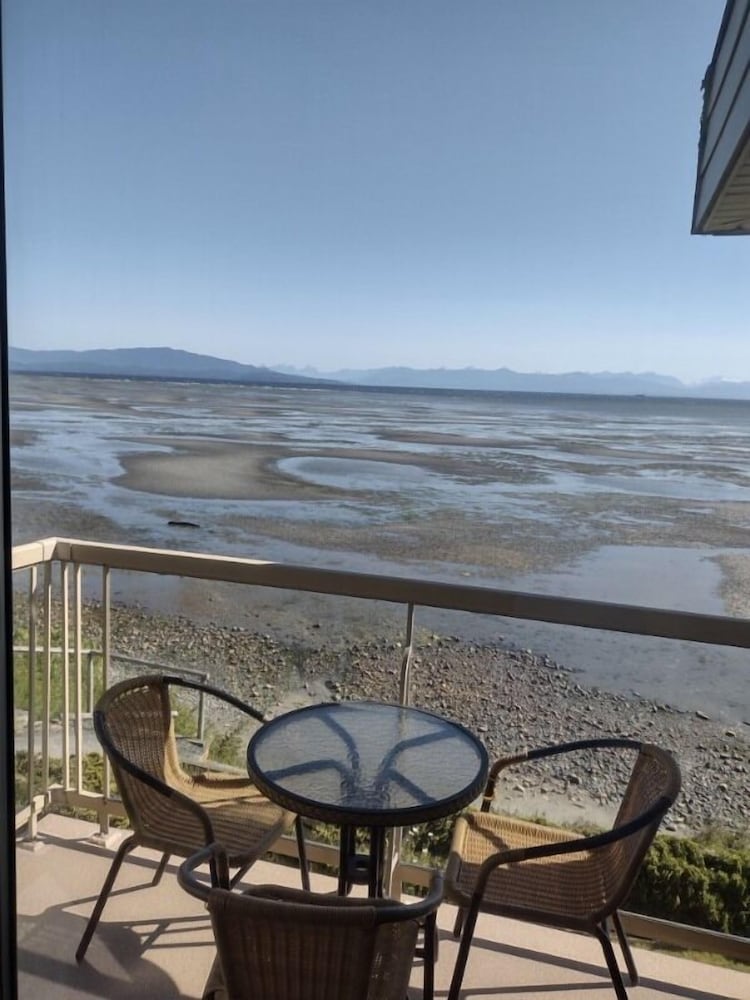 Two Bedroom Oceanfront - Sleeps 6 photo 3