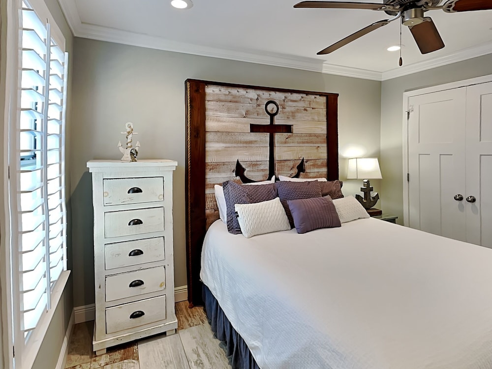 Condo, 1 Queen Bed with Sofa bed, Balcony (15A - Pet Friendly) photo 1