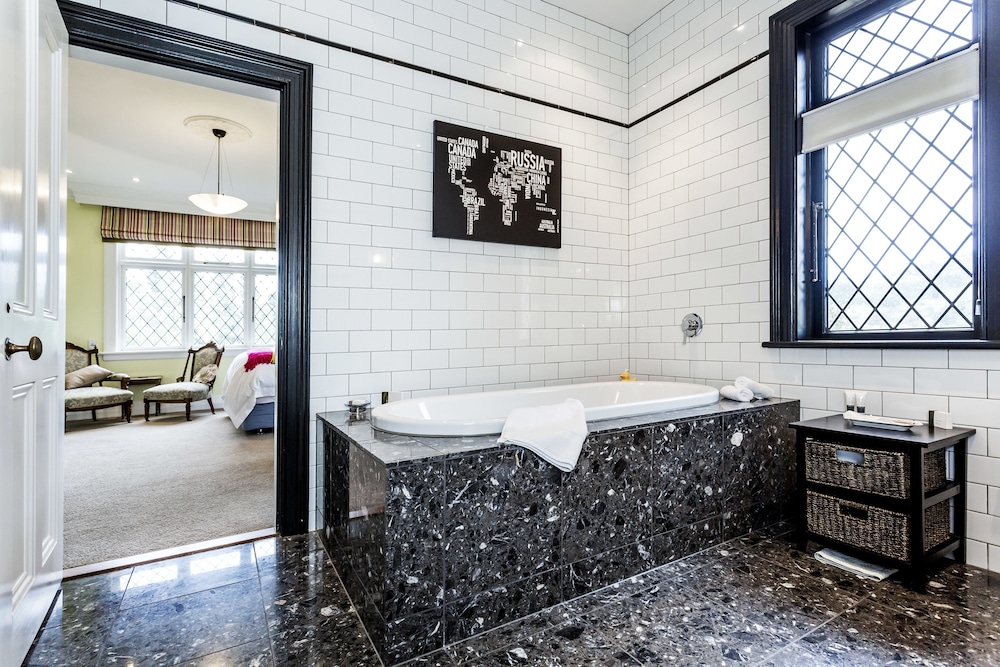 Superior Double Room, 1 King Bed, Private Bathroom, Hill View photo 2