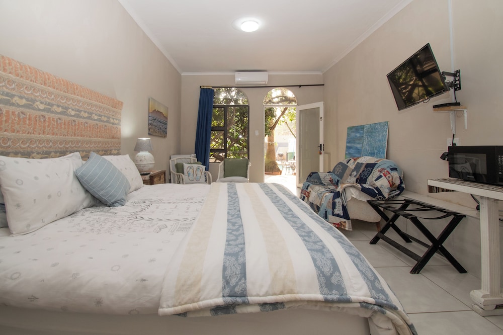 Classic Double Or Twin Room, 1 King Bed, Non Smoking, Pool View photo 1