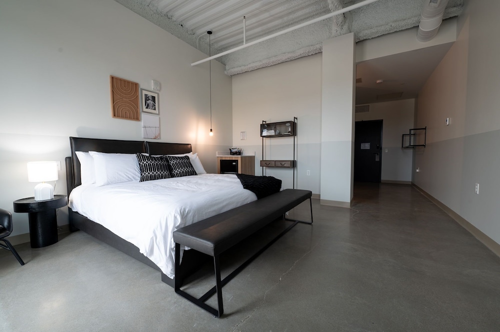Room, 1 King Bed, Accessible photo 1