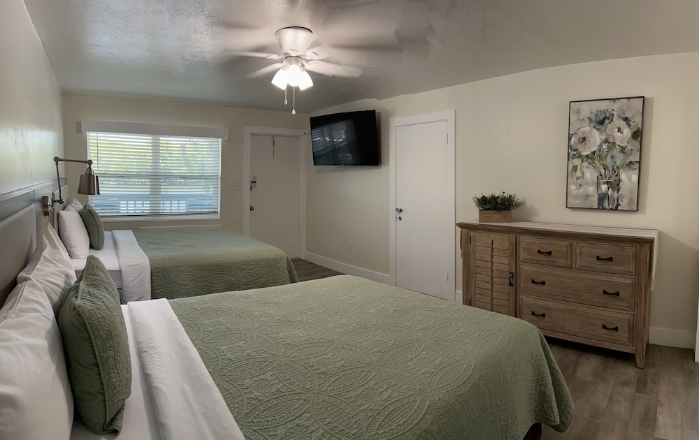 Classic Room, 2 Queen Beds, River View photo 3