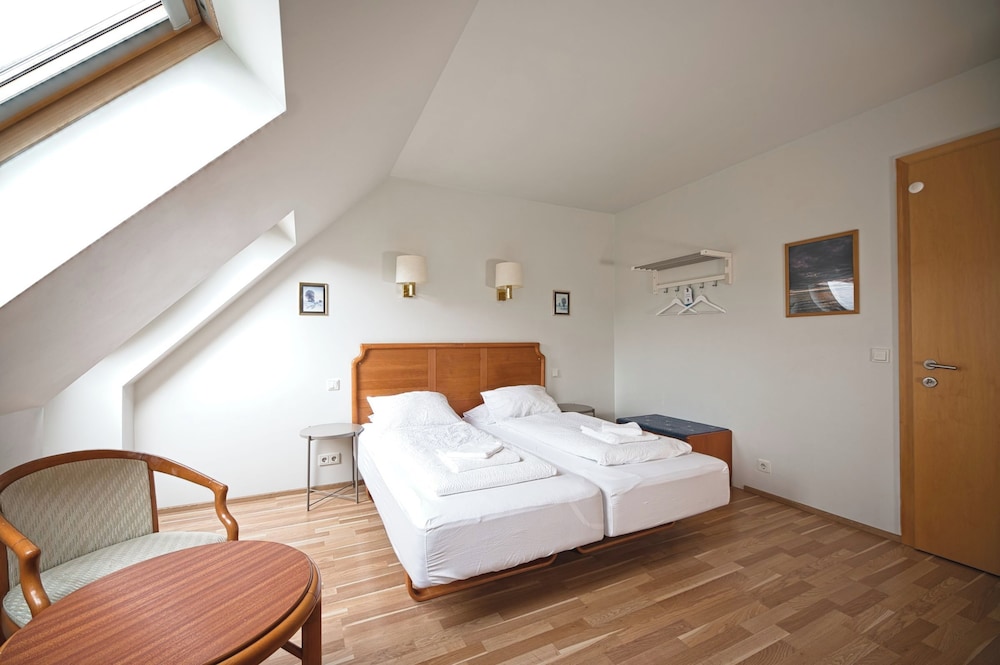 Deluxe Room, 2 Twin Beds, Balcony, Mountain View