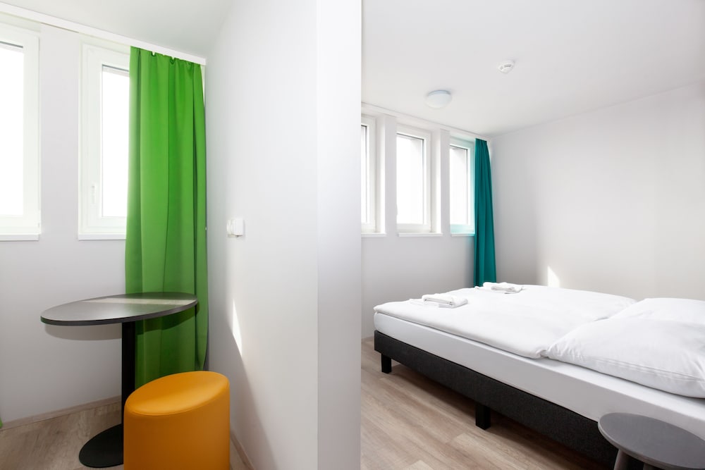 6-Bed Room photo 3