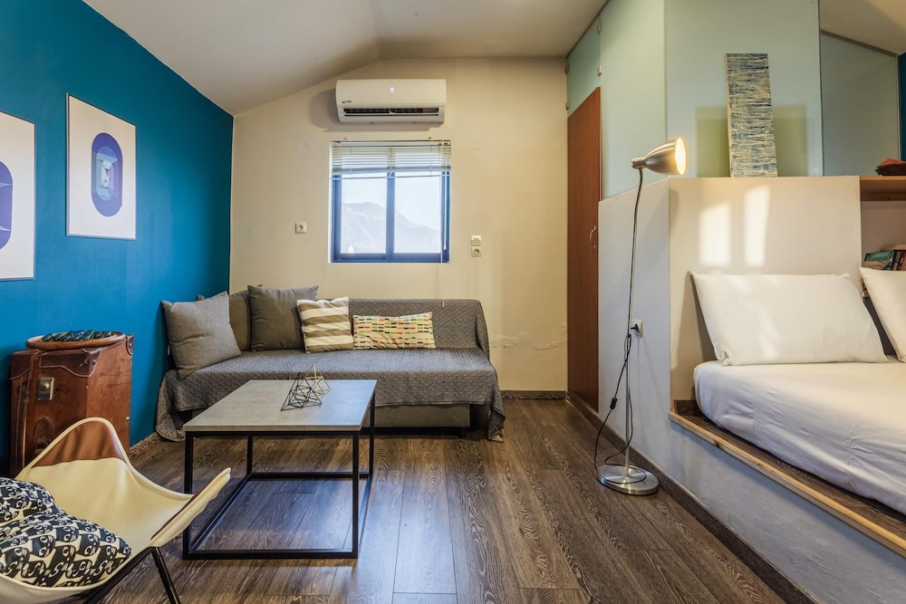 Apartment, Smoking