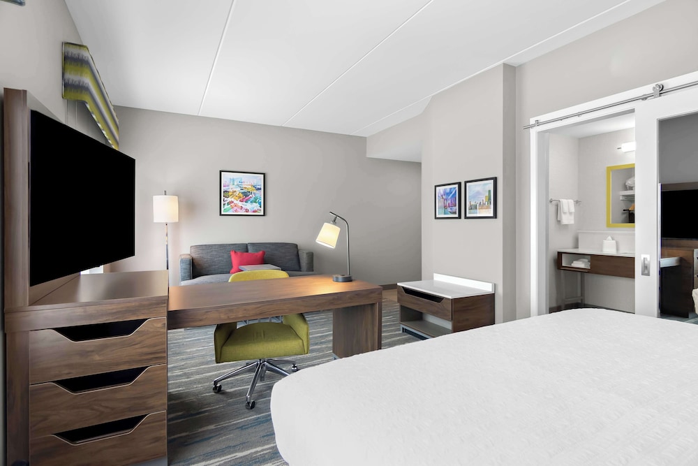 Studio, 1 King Bed, Refrigerator & Microwave (Wet bar) - Photo 3