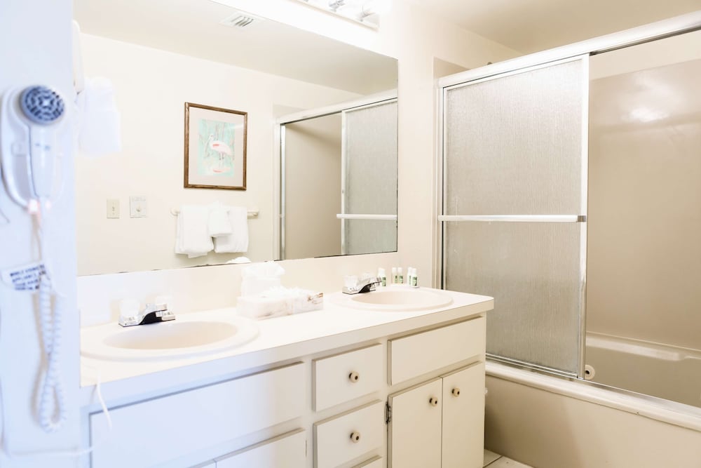 Studio, 2 Queen Beds, Marina View - Photo 2