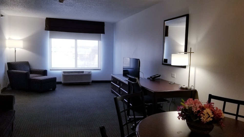 Deluxe Suite, 1 King Bed, Non Smoking - Photo 2