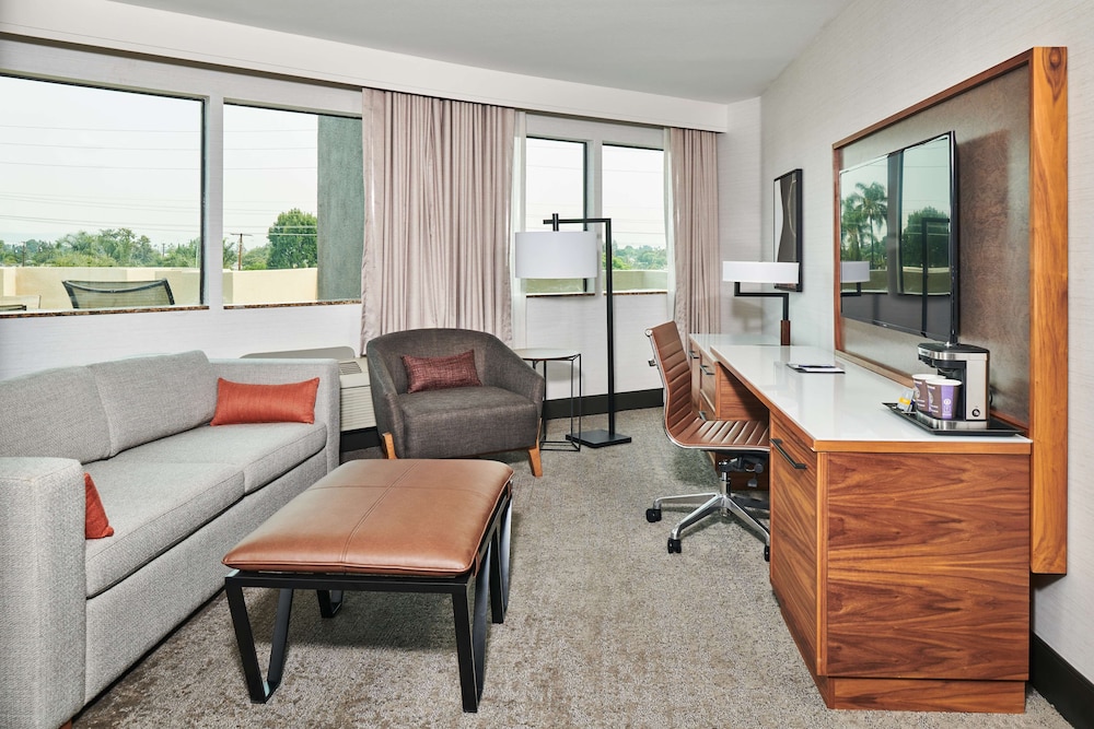 Suite, 1 King Bed, Balcony - Photo 3