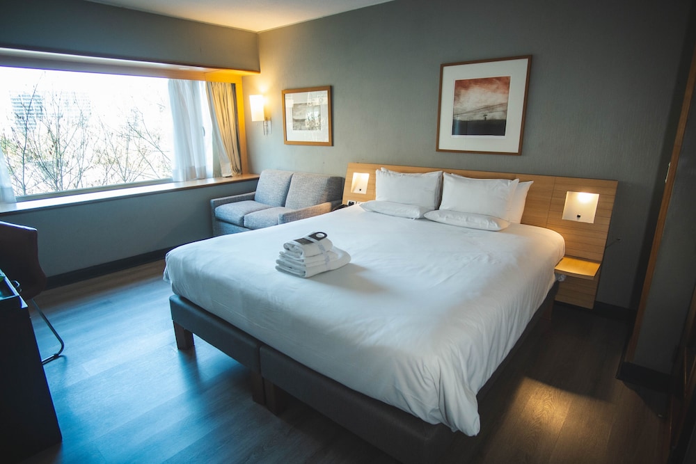 Standard Room, 1 Queen Bed with Sofa bed - Photo 5