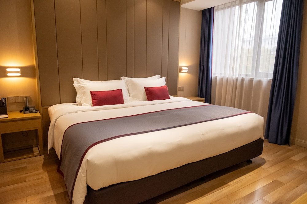 Business Queen Bed photo 3
