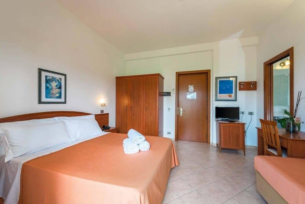 Triple Room, Accessible photo 3