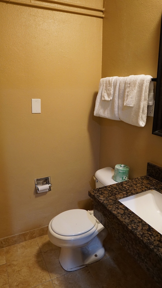 Room, 2 Queen Beds, Smoking photo 2