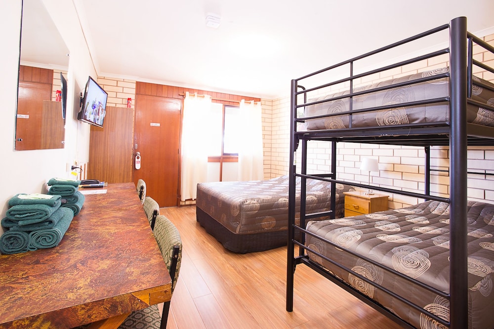 Family Room, 1 Bedroom photo 2