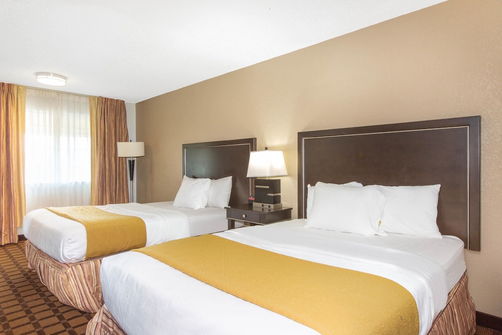 Room, 2 Queen Beds, Non Smoking photo 2