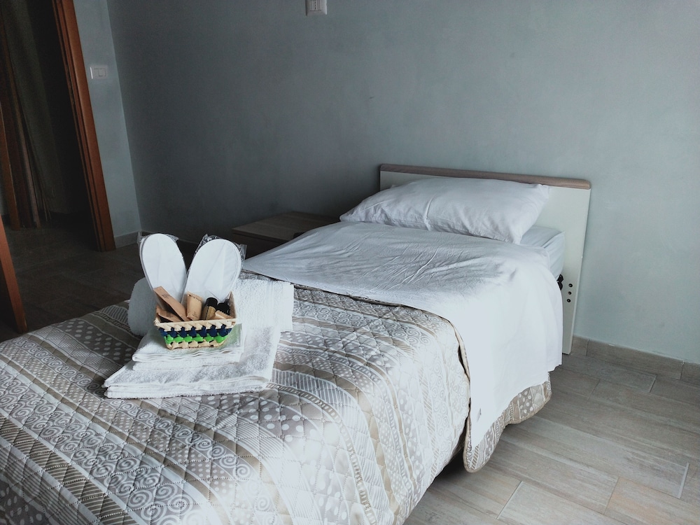 Standard Single Room, Shared Bathroom, Garden View